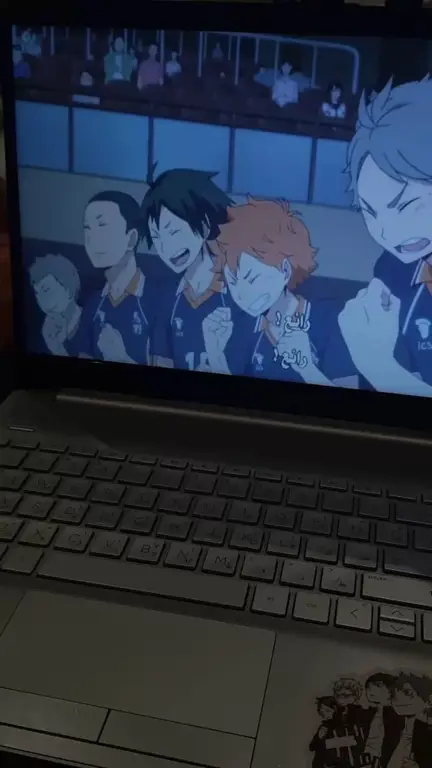 Menikmati Anime di Laptop Seseorang sedang menonton anime di laptopnya