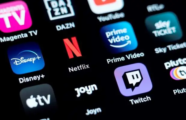 Kemudahan Mengakses Anime Seseorang sedang menggunakan layanan streaming