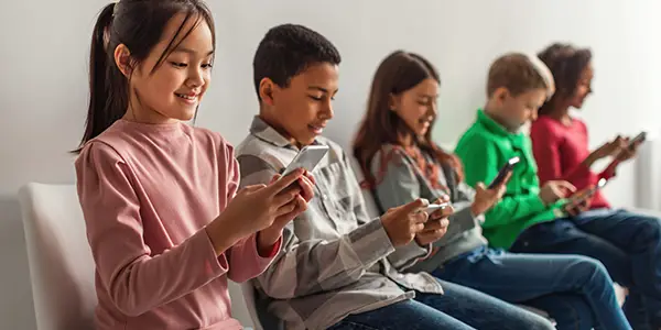 Bertanggung Jawab dalam Mengakses Konten Online Gambar yang menggambarkan perilaku online yang bertanggung jawab