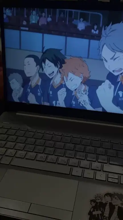 Menonton Anime dengan Nyaman Seseorang menonton anime di laptopnya