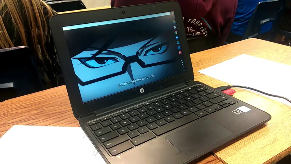 Menonton Anime Kapanpun dan Dimanapun Gambar seseorang menonton anime di laptop