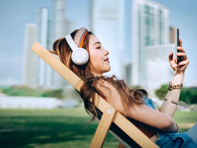 Menikmati Musik Anime Seseorang menikmati musik dengan headphone