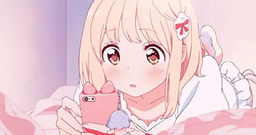 Pengalaman Menonton Anime yang Menyenangkan Gambar penggemar anime senang menonton di HP