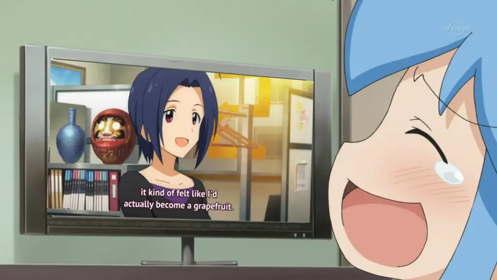 Menikmati anime di rumah Gambar karakter anime menonton televisi