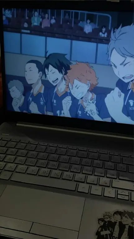 Menikmati Anime di Laptop Gambar orang menonton anime di laptop
