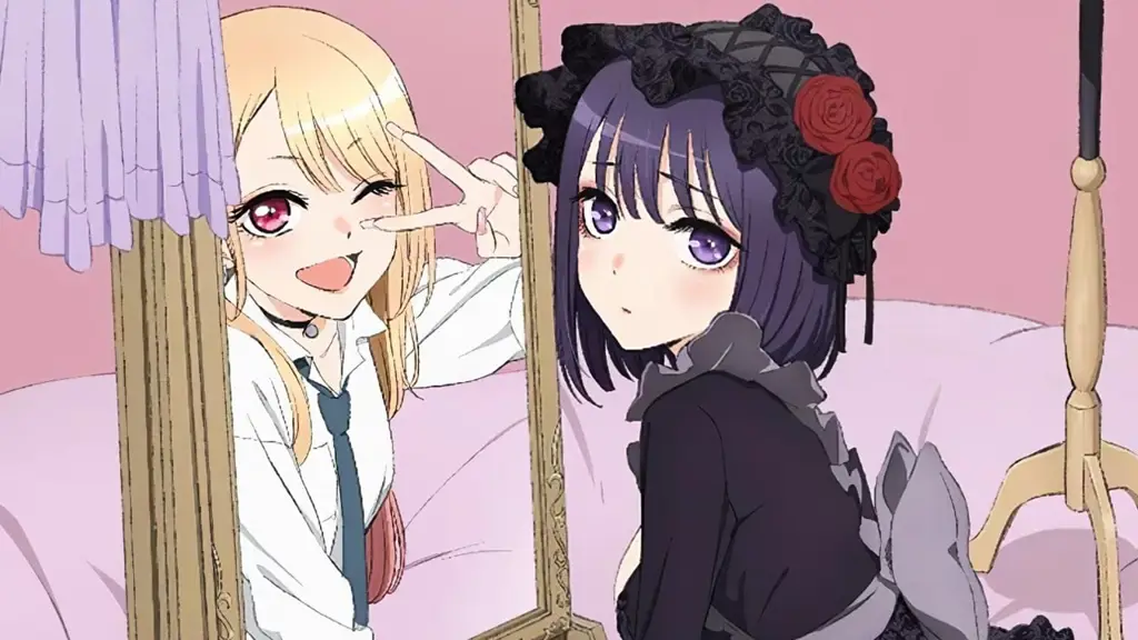 Visual kunci anime yang menampilkan Gojo Wakana dan Marin Kitagawa Visual kunci anime Sono Bisque Doll wa Koi wo Suru