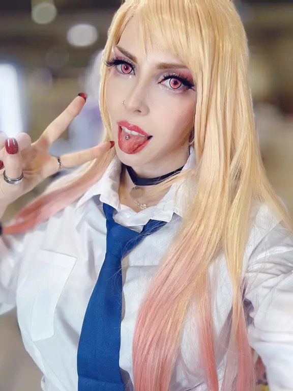 Gambar Gojo dan Marin dalam kostum cosplay Gojo Wakana dan Marin Kitagawa sedang cosplay