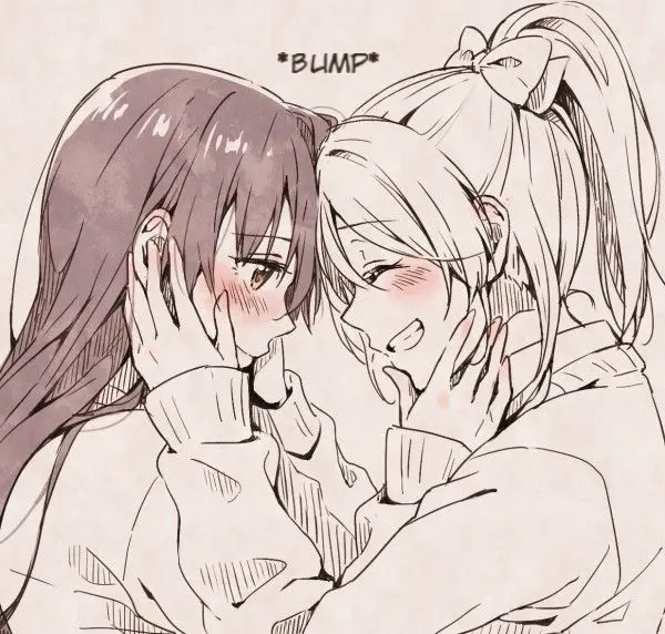 Momen-momen kebahagiaan dan kemesraan dalam hubungan yuri. Gambar pasangan anime yuri yang bahagia dan sedang tersenyum, menunjukkan kemesraan dan kebahagiaan mereka.