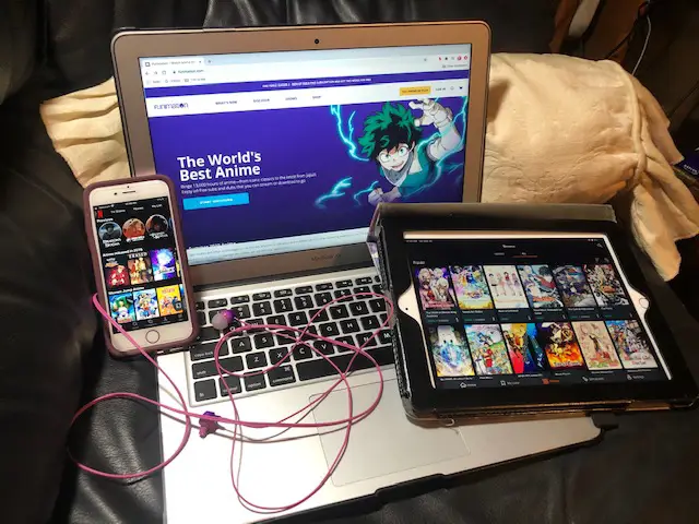 Menikmati Anime dengan Nyaman Seseorang menonton anime di laptop