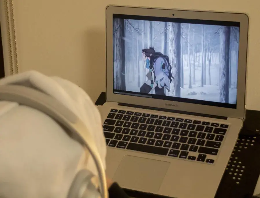 Menonton Anime di Rumah Seseorang menonton anime di laptopnya