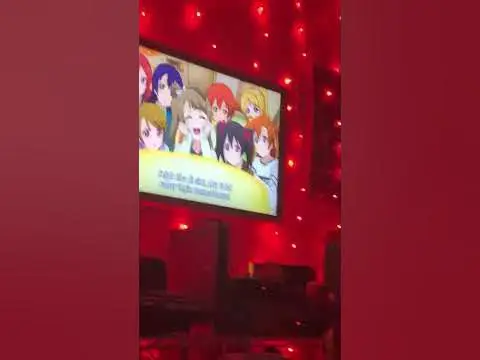 Menikmati Anime Bersama Teman Teman-teman sedang menonton anime bersama